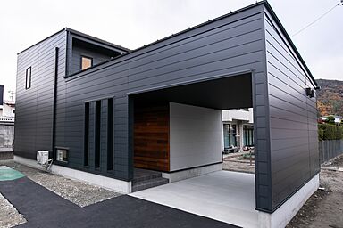 SUNRISE-arc株式会社~“デザイン性”と“機能性”を高水準で両立する理想の住宅~の施工事例「【中庭のあるガレージハウス】」の画像