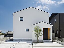 リブホーム建築設計事務所の施工事例「【岩出市】こだわりの造作洗面台!回遊動線が美しい、塗り壁のさんかくハウス」の画像