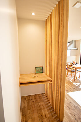 リブホーム建築設計事務所の施工事例「【岩出市】こだわりの造作洗面台!回遊動線が美しい、塗り壁のさんかくハウス」の画像4