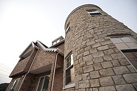 株式会社イー・プランニングの施工事例「イギリススタイルの塔のあるコッツウォールストーンとレンガのお家」の画像1