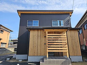 ナカムラハウス 光展示場の施工事例「北側玄関!ダウンフロアリビング&小上がりフロアがあるお家」の画像