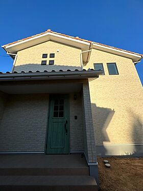 ナカムラハウス 光展示場の施工事例「光市 カラフルなドアのかわいいお家」のメイン画像