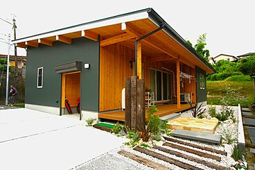 ナカムラハウス 光展示場の施工事例「ガレージ付きで動線と収納に配慮したフラットハウス~平屋 COVACO」の画像