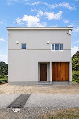 ナカムラハウス 光展示場の施工事例「【田布施町】オークの経年美化を楽しむ、暖かく心地よい住まい」のメイン画像