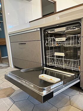 ユニバーサルホーム 高松東店の施工事例「グレージュ素材と小上がり和室」の画像3