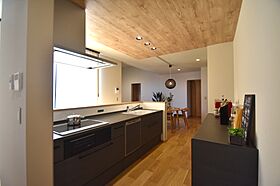 株式会社 カクニシビルダーの施工事例「中庭を感じながら家族とくつろぐ平屋」の画像4