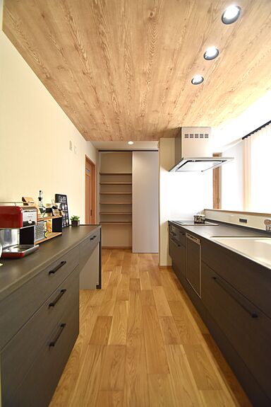 株式会社 カクニシビルダーの施工事例「中庭を感じながら家族とくつろぐ平屋」の画像5