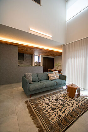 株式会社 カクニシビルダーの施工事例「スタイリッシュで高級感のある開放的なガレージハウス」の画像4