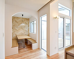 株式会社 カクニシビルダーの施工事例「おうち時間を楽しむ中庭とヌックのある平屋」の画像