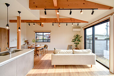 株式会社 カクニシビルダーの施工事例「木目と曲線がやさしい快適動線の平屋」の画像1