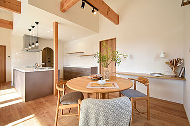 株式会社 カクニシビルダーの施工事例「木目と曲線がやさしい快適動線の平屋」の画像3