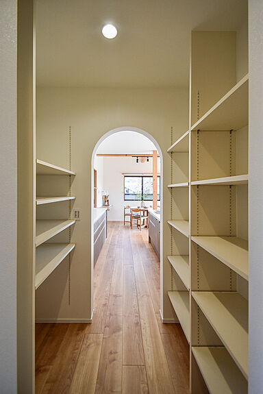 株式会社 カクニシビルダーの施工事例「木目と曲線がやさしい快適動線の平屋」の画像4