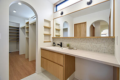 株式会社 カクニシビルダーの施工事例「木目と曲線がやさしい快適動線の平屋」の画像5