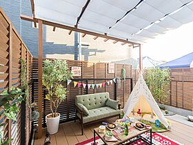 株式会社中村工務店の施工事例「グランピングスタイル 光と木に包まれる、癒しのテラス付きナチュラル邸宅」のメイン画像