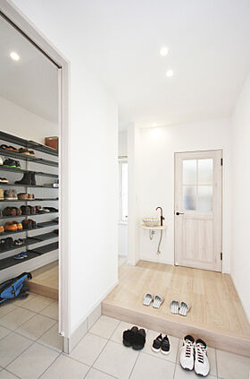 【パナソニックビルダーズグループ】丸良木材産業株式会社の施工事例「【平屋風2階建て】のびのび遊べるつながりの家|ワンフロアで暮らせる住まい」の画像9