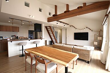 【パナソニックビルダーズグループ】丸良木材産業株式会社の施工事例「【平屋】柱のない開放的な空間|猫とのびのび暮らすロフト付き平屋」の画像