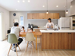 【パナソニックビルダーズグループ】丸良木材産業株式会社の施工事例「子どもたちを見守りながら暮らす、北欧ナチュラルの住まい」の画像