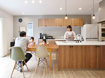 【パナソニックビルダーズグループ】丸良木材産業株式会社の施工事例「子どもたちを見守りながら暮らす、北欧ナチュラルの住まい」の画像