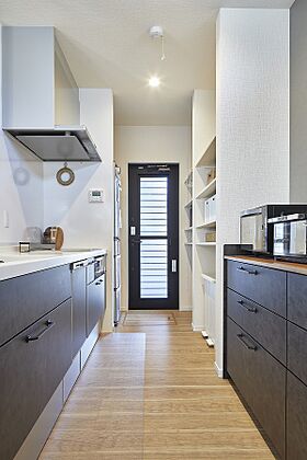 【パナソニックビルダーズグループ】丸良木材産業株式会社の施工事例「オープン階段と吹き抜けが開放的なグレーの家」の画像4