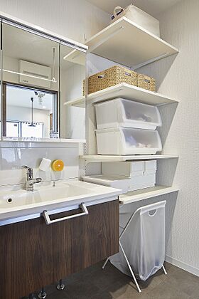 【パナソニックビルダーズグループ】丸良木材産業株式会社の施工事例「オープン階段と吹き抜けが開放的なグレーの家」の画像7