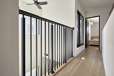 【パナソニックビルダーズグループ】丸良木材産業株式会社の施工事例「オープン階段と吹き抜けが開放的なグレーの家」の画像8