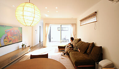 【パナソニックビルダーズグループ】丸良木材産業株式会社の施工事例「平屋風二階建て|中庭のあるおしゃれハウス」の画像