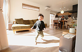 【パナソニックビルダーズグループ】丸良木材産業株式会社の施工事例「平屋風二階建て|中庭のあるおしゃれハウス」の画像1