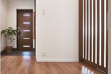 【パナソニックビルダーズグループ】丸良木材産業株式会社の施工事例「ビルトインガレージがある明るい2階リビングの住まい|3階建て」の画像2