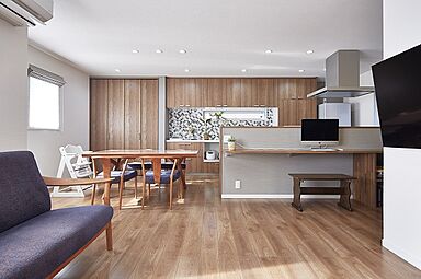 【パナソニックビルダーズグループ】丸良木材産業株式会社の施工事例「ビルトインガレージがある明るい2階リビングの住まい|3階建て」の画像3