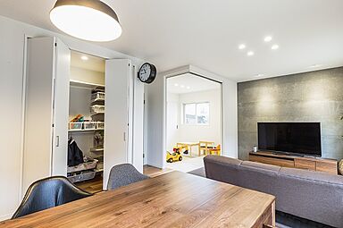 【パナソニックビルダーズグループ】丸良木材産業株式会社の施工事例「料理人ご夫婦のこだわりキッチンと家事ラク動線の住まい」の画像5