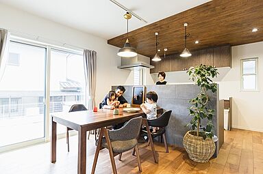 【パナソニックビルダーズグループ】丸良木材産業株式会社の施工事例「料理人ご夫婦のこだわりキッチンと家事ラク動線の住まい」の画像6