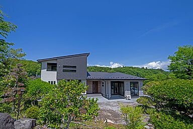 臼幸産業株式会社の施工事例「二世帯の快適な暮らしをつなぐ、大空間・大開口のある家」の画像1