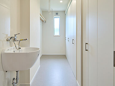 株式会社谷川建設の施工事例「明るくぬくもりにあふれた、家族と愛猫が心地良い住まい」の画像3