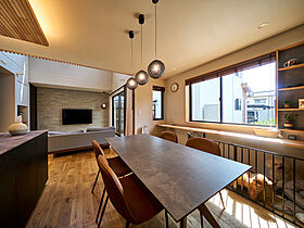 株式会社谷川建設の施工事例「吹き抜けから注ぐ光が、くつろぎの質を向上」のメイン画像