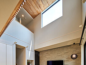 株式会社谷川建設の施工事例「吹き抜けから注ぐ光が、くつろぎの質を向上」の画像2