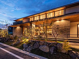 株式会社谷川建設の施工事例「無垢の贅に包まれた、美しき邸宅」の画像4