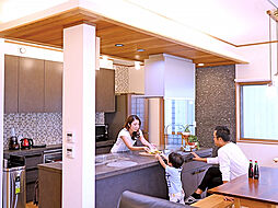 fun's life home (株式会社ハウジング重兵衛)の施工事例「ぐるりと回遊できるキッチンに家族の自然と集まる」の画像