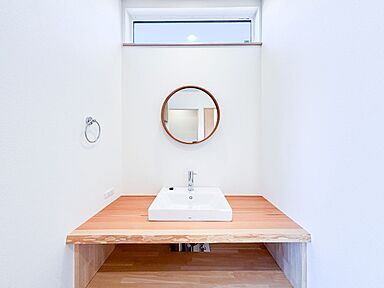 塚本産業株式会社の施工事例「収納たっぷりwelcome手洗いが目を引く平屋。」の画像1