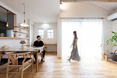 アオイ建設株式会社の施工事例「収納の位置や量も綿密に計画。2階は寝るだけと割り切って半平屋のような住まいに」の画像1