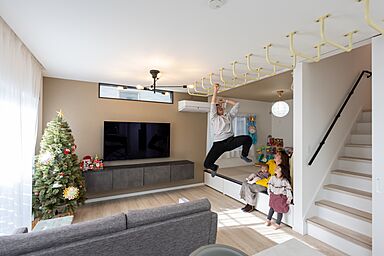 アオイ建設株式会社の施工事例「うんてい、ボルダリング、ルーフバルコニー。みんなで遊べる家が完成!」の画像