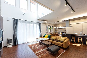 アオイ建設株式会社の施工事例「これぞ大人の住処!大きな吹き抜けから空を眺めて暮らす家。」の画像