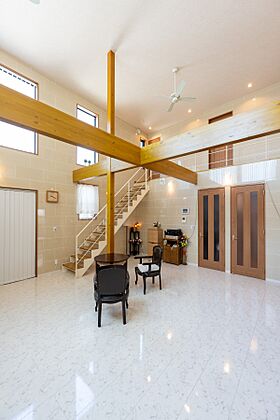 アオイ建設株式会社の施工事例「築10年でもずっと快適、反響する楽器の音色のためのLDKのある家」の画像1