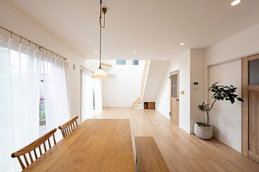 アオイ建設株式会社の施工事例「シンプルな空間にアイテムが映える、アトリエのある家」の画像