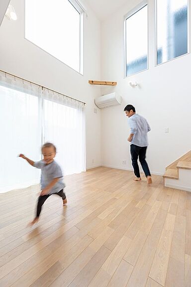 アオイ建設株式会社の施工事例「シンプルな空間にアイテムが映える、アトリエのある家」の画像2