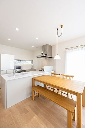 アオイ建設株式会社の施工事例「シンプルな空間にアイテムが映える、アトリエのある家」の画像4