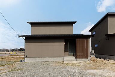 株式会社アントール 富山店の施工事例「凛とした和モダンの外観。暮らしやすさを追求した家事動線にこだわった住まい」の画像
