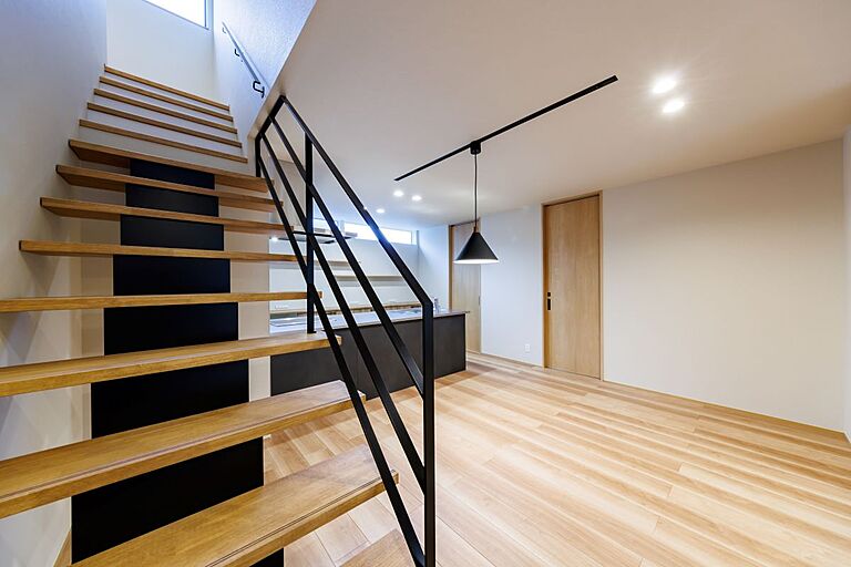 株式会社アントールの公式画像_階段6