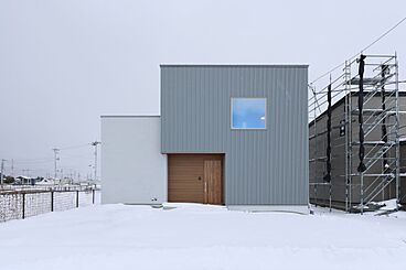 株式会社アントールの施工事例「【板張り天井】ヒノキ×シナベニヤ。本物の木を使う贅沢な和モダンLDK」の画像