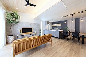 株式会社アントールの施工事例「【板張り天井】ヒノキ×シナベニヤ。本物の木を使う贅沢な和モダンLDK」の画像1