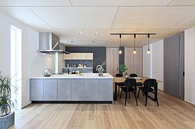 株式会社アントールの施工事例「【板張り天井】ヒノキ×シナベニヤ。本物の木を使う贅沢な和モダンLDK」の画像2